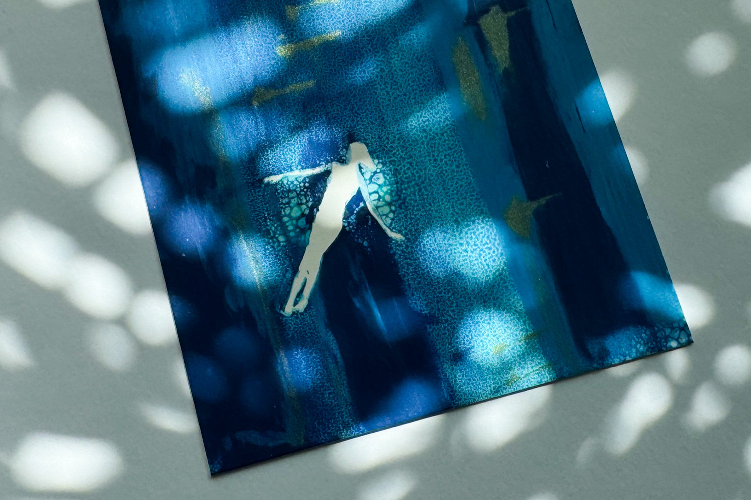 Detailansicht von Atmosphärischen Siebdruck auf Passpartoutverschnitt, Silhouette einer schwimmenden Frau im Wasser. Von jeff every piece a friend