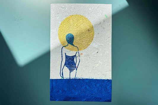 Siebdruckkunst Plakat Mare vor blauem Hintergrund: schimmerndene goldene Sonne, blaues Wasser und Silhouette die in die Ferne guckt. Handbedruckt auf selbst geschöptem Papier, Upcycling Altpapier