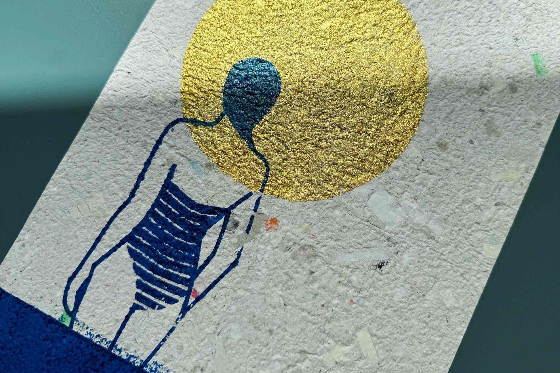 Detailansicht des schimmernden gold blauen Siebdruck Plakats MARE auf selbst geschöptem Papier, Upcycling Altpapier