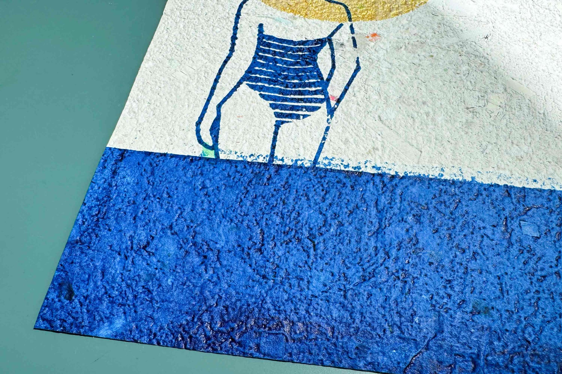 Detailansicht Haptik Siebdruckplakat Mare vor blauem Hintergrund: schimmerndene goldene Sonne, blaues Wasser und Silhouette die in die Ferne guckt. Handbedruckt auf selbst geschöptem, strukturiertem Papier, Upcycling Altpapier