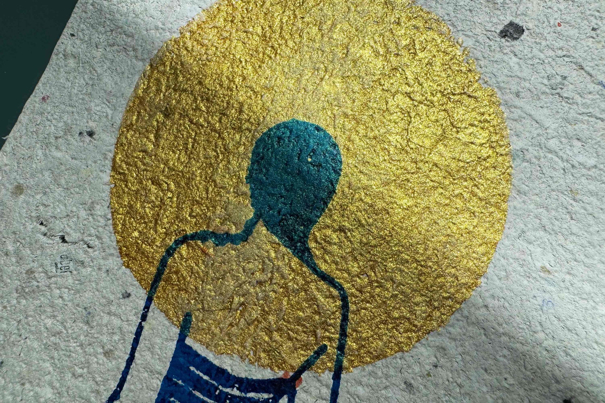 Detailansicht Siebdruckplakat Mare vor blauem Hintergrund: schimmerndene goldene Sonne, blaues Wasser und Silhouette die in die Ferne guckt. Handbedruckt auf selbst geschöptem, strukturiertem Papier, Upcycling Altpapier