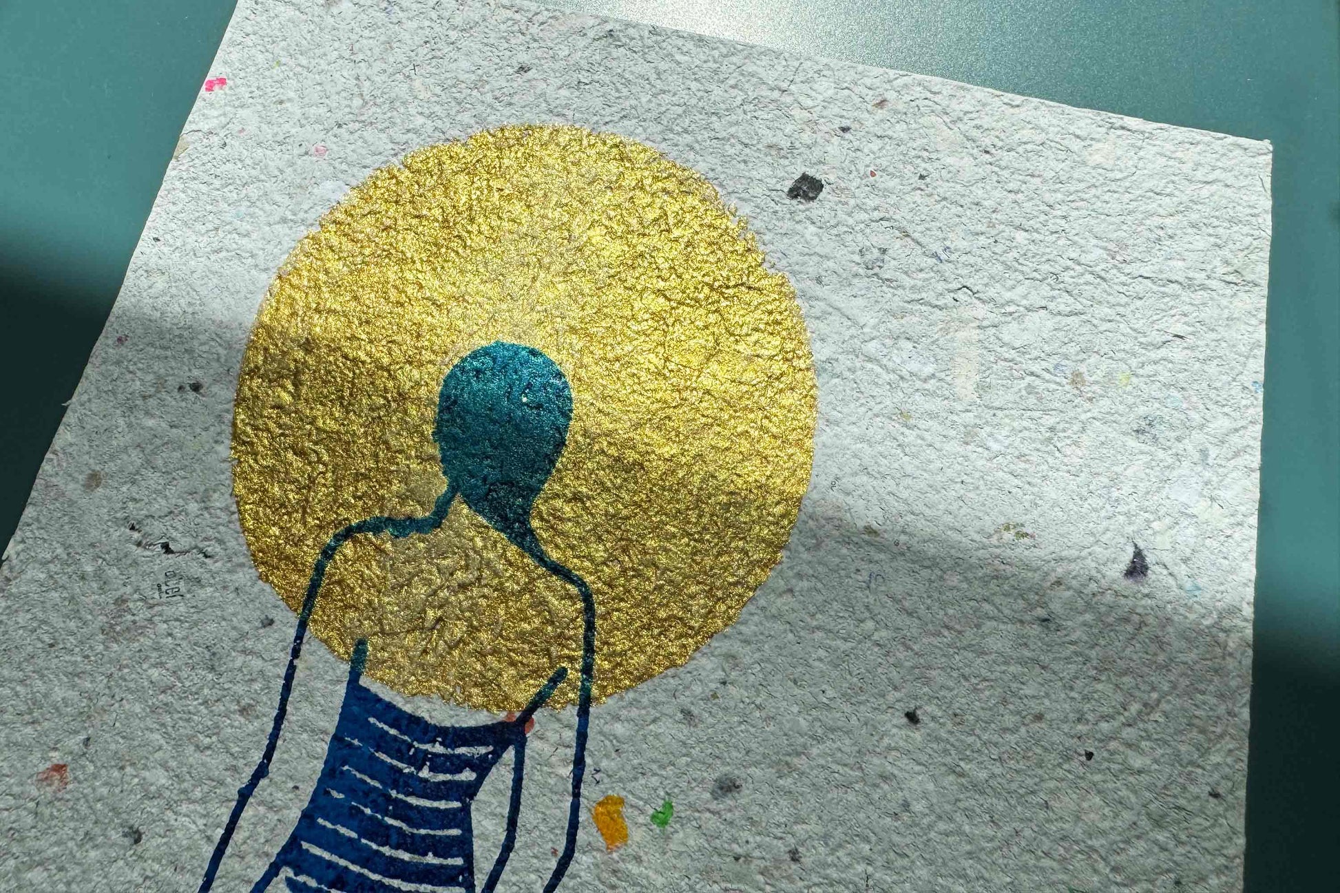 Detailansicht des gold blauen Siebdruck Plakats MARE auf selbst geschöptem Papier, Upcycling Altpapier
