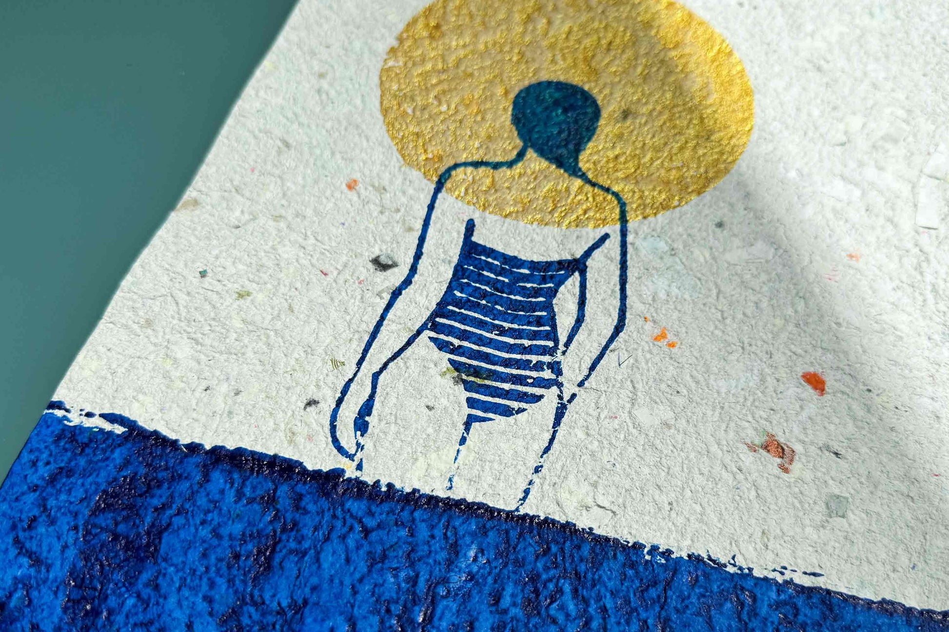 Detail Siebdruck Plakat Mare vor blauem Hintergrund: schimmerndene goldene Sonne, blaues Wasser und Silhouette die in die Ferne guckt. Handbedruckt auf selbst geschöptem Papier, Upcycling Altpapier