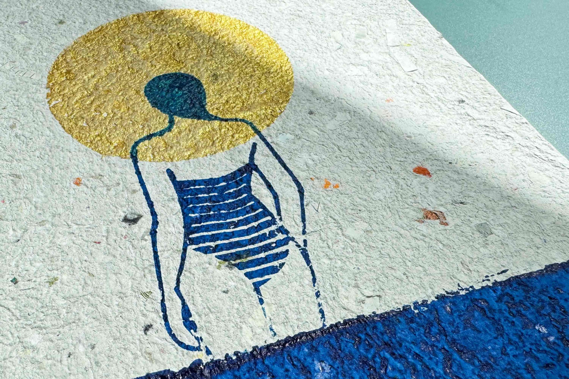Detailansicht schimmerndene goldene Sonne, blaues Wasser und Silhouette die in die Ferne guckt. Plakat MARE auf selbst geschöptem Papier, Upcycling Altpapier