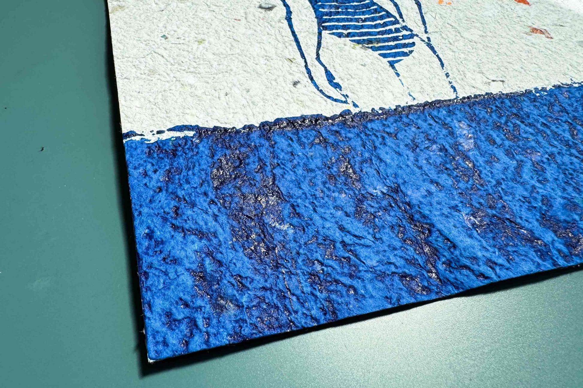 Close up Siebdruckplakat Mare blaues Wasser und Silhouette die in die Ferne guckt. Handbedruckt auf selbst geschöptem, strukturiertem Papier, Upcycling Altpapier