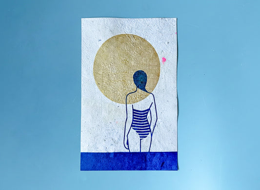 Siebdruckkunst Plakat Mare vor blauem Hintergrund: schimmerndene goldene Sonne, blaues Wasser und Silhouette die in die Ferne guckt. Handbedruckt auf selbst geschöptem Papier, Upcycling Altpapier