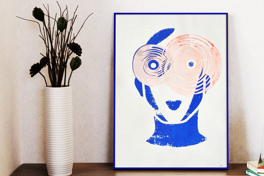 Hypnotischer, blauer Siebdruck IRIS auf handgeschöpftem Papier in blauem Rahmen