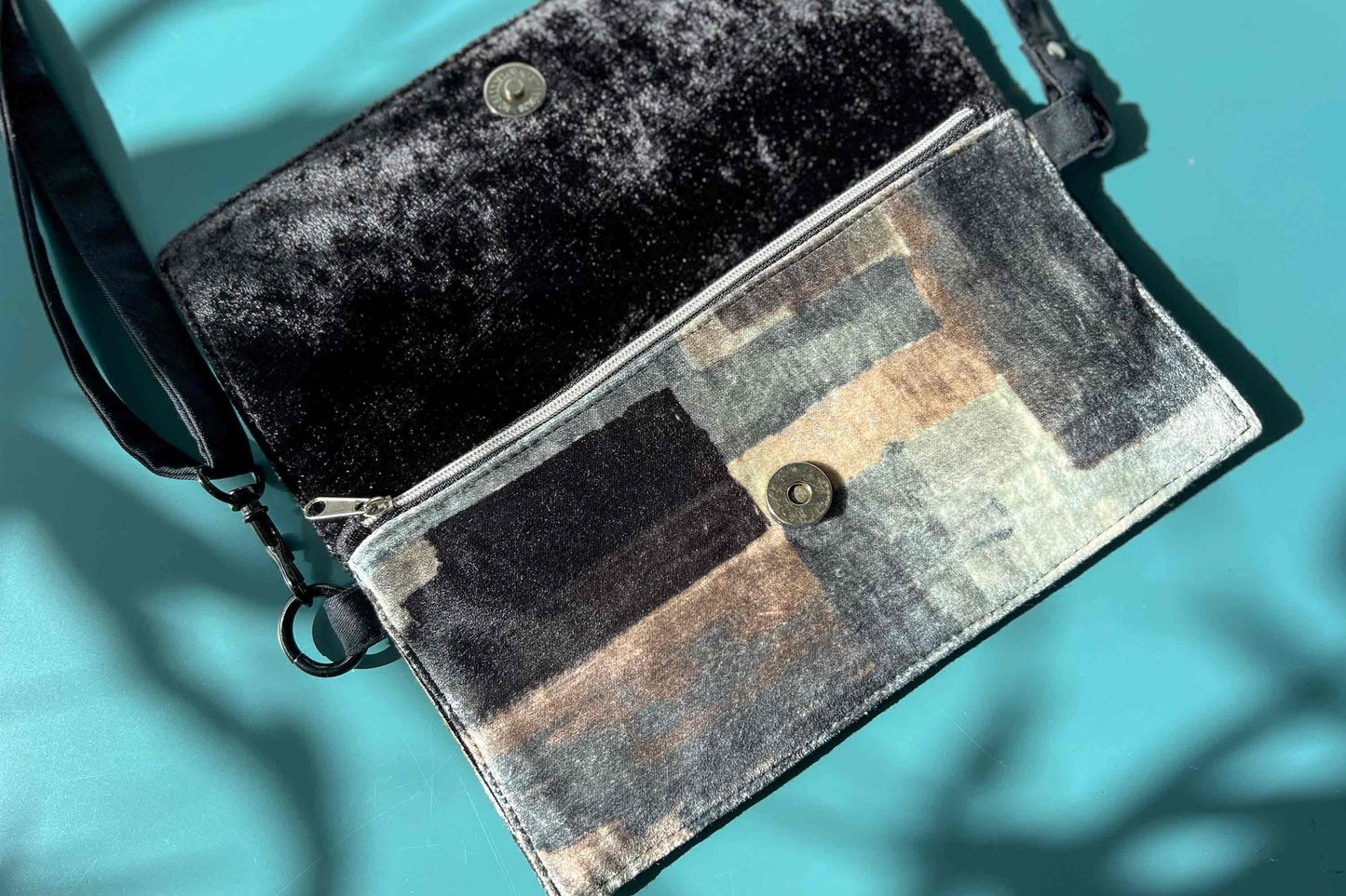 Detailansicht des Verschlusses der schwarz weißen Clutch zum Umhängen DANA, Upcycling aus Möbelstoff