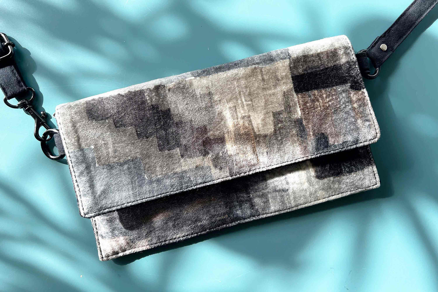 Geschlossene Ansicht der schwarz weißen Clutch zum Umhängen DANA, Upcycling Möbelstoff