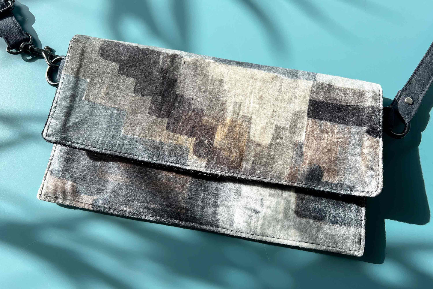 Geschlossene Ansicht der schwarz weißen Clutch zum Umhängen DANA, Upcycling Möbelstoff