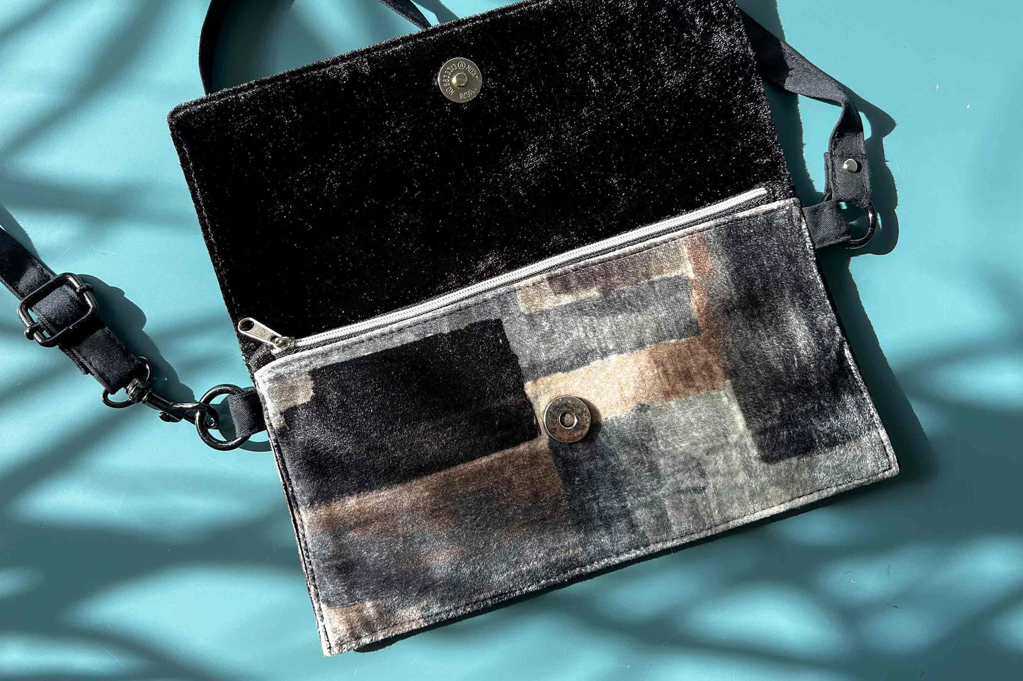 Geöffnete Ansicht der schwarz weißen Clutch zum Umhängen DANA, Upcycling Möbelstoff