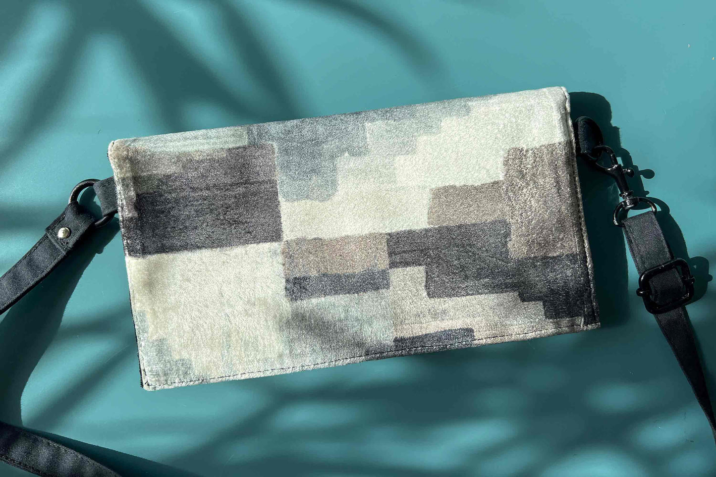 Rückenansicht der Clutch zum Umhängen DANA, Upcycling Möbelstoff