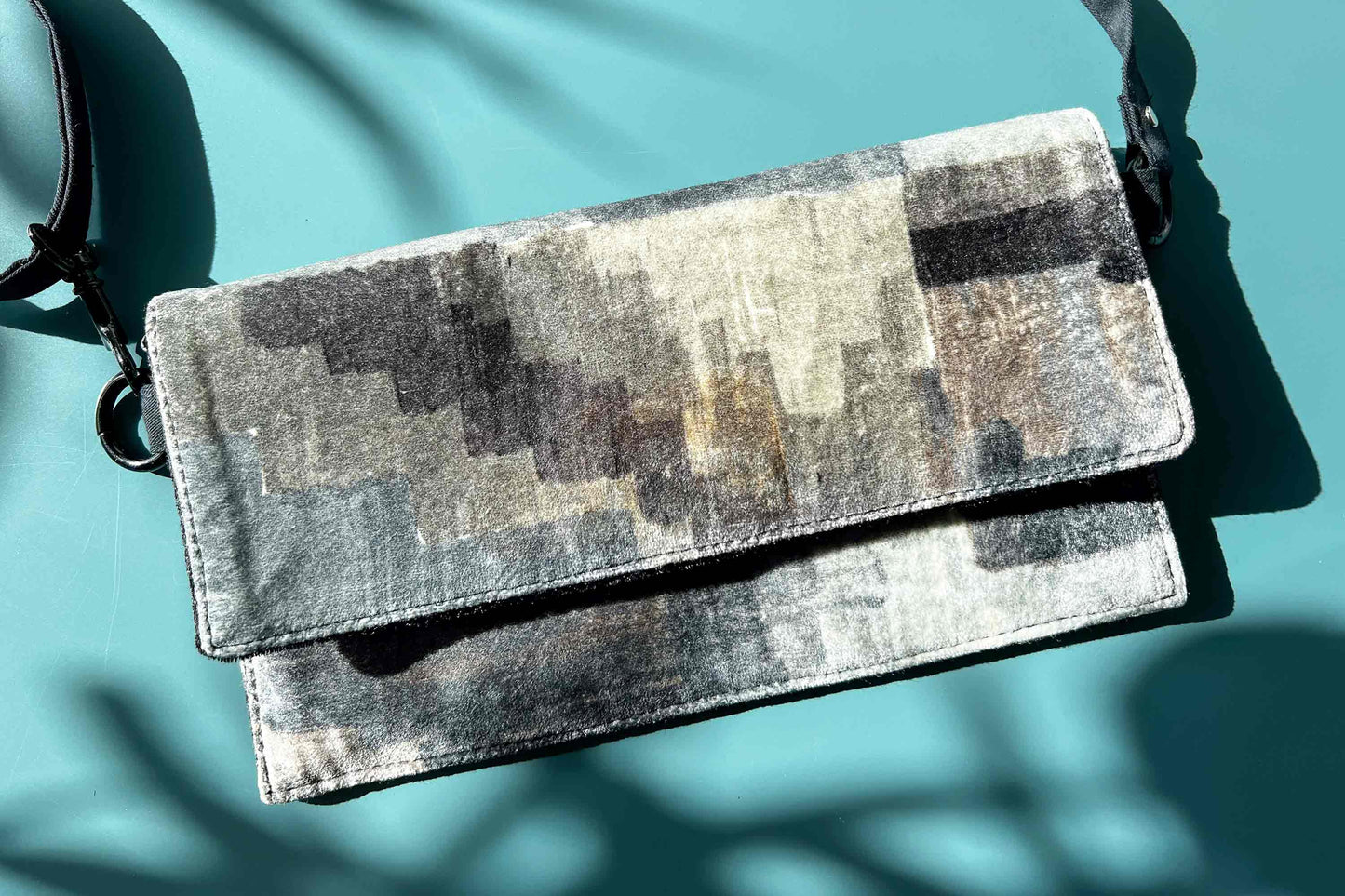 Geschlossene Ansicht der schwarz weißen Clutch zum Umhängen DANA, Upcycling Möbelstoff