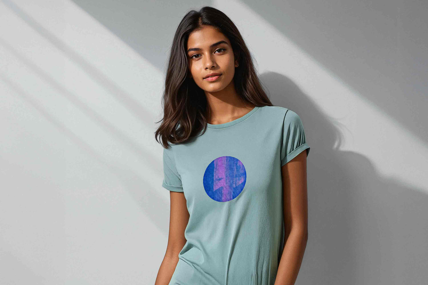 Unisex Shirt RONDA : Frau trägt modernes blaues Shirt aus Biobaumwolle mit blau lila Siebdruck
