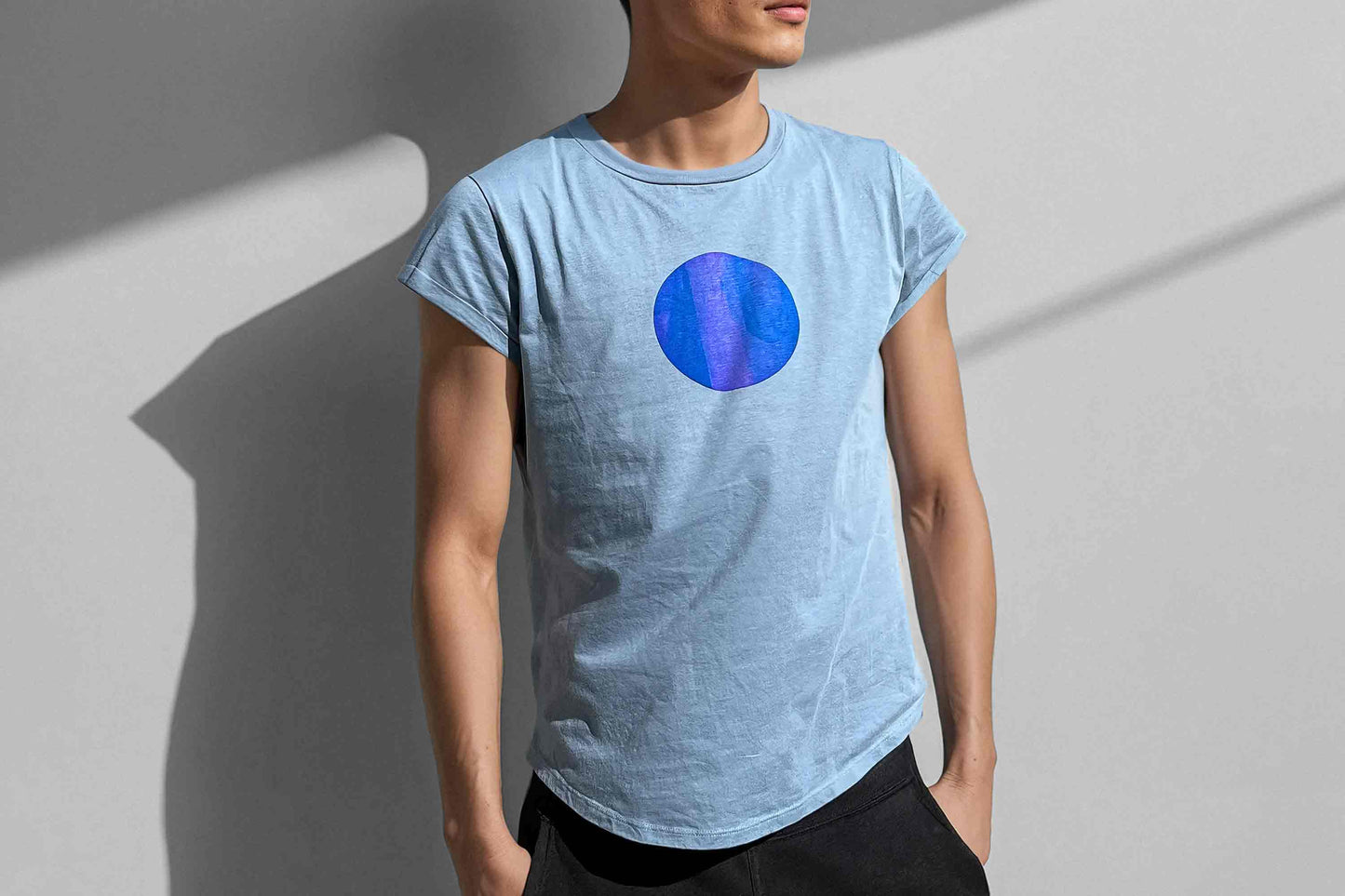 Unisex Shirt RONDA : Mann trägt modernes blaues Shirt aus Biobaumwolle mit blau lila Siebdruck