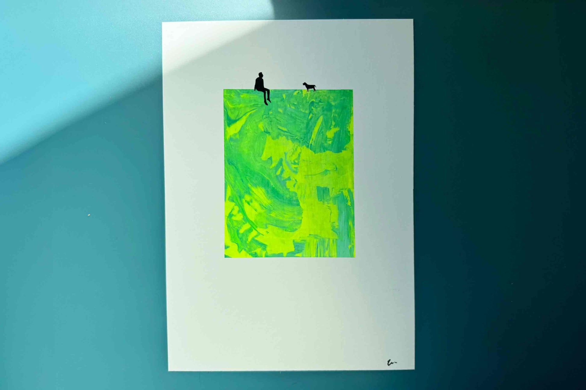 Gesamtansicht von Siebdruck MILO, kleine männliche schwarze Figur und Hund sitzen auf grün gelber Fläche in Neonfarben