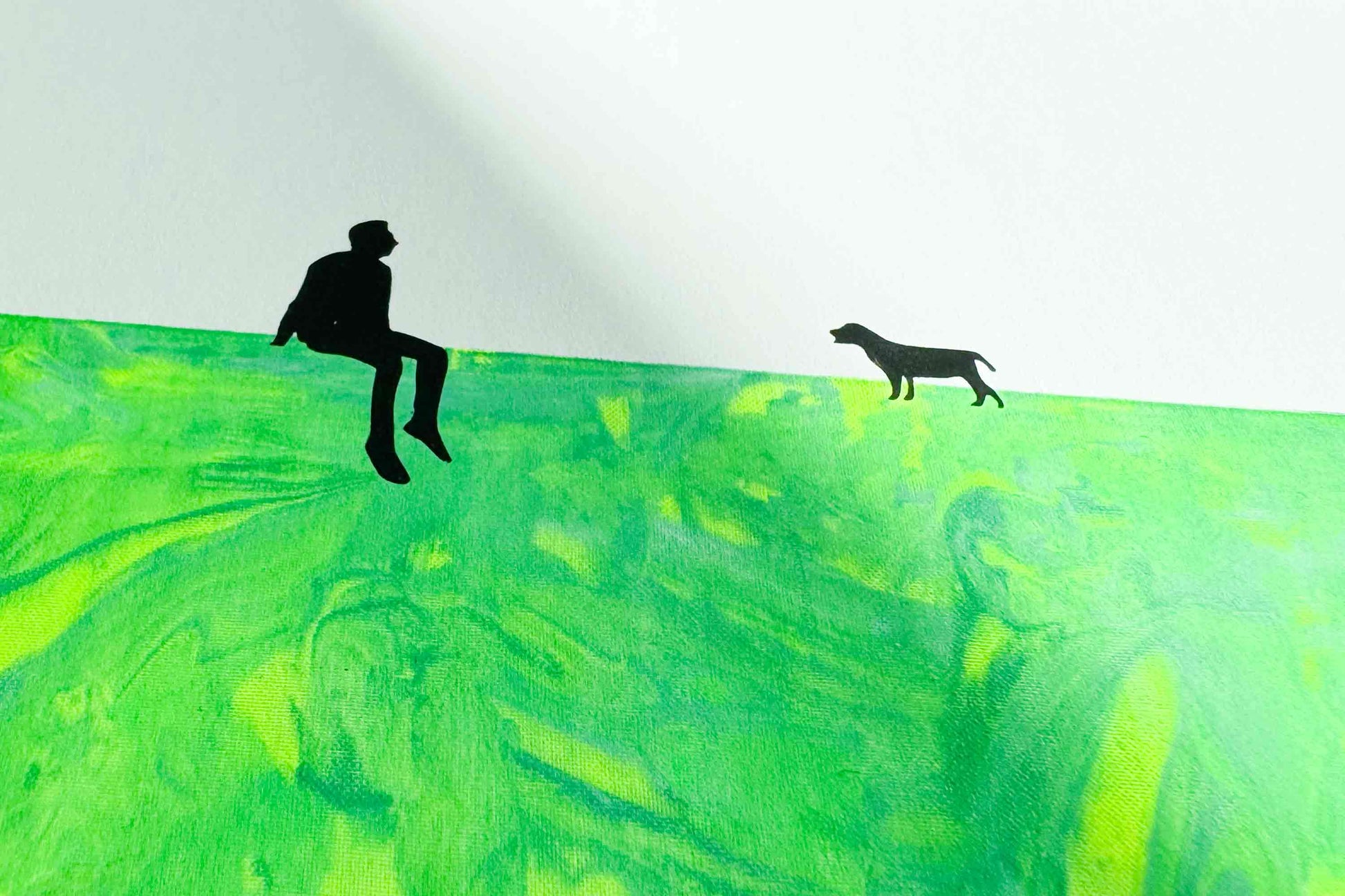 Detailansicht von Siebdruck MILO, kleine männliche schwarze Figur und Hund sitzen auf grün gelber Fläche in Neonfarben