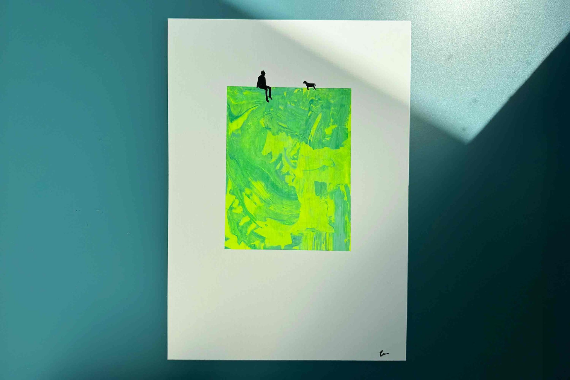 Gesamtansicht von Siebdruck MILO, kleine männliche schwarze Figur und Hund sitzen auf grün gelber Fläche in Neonfarben