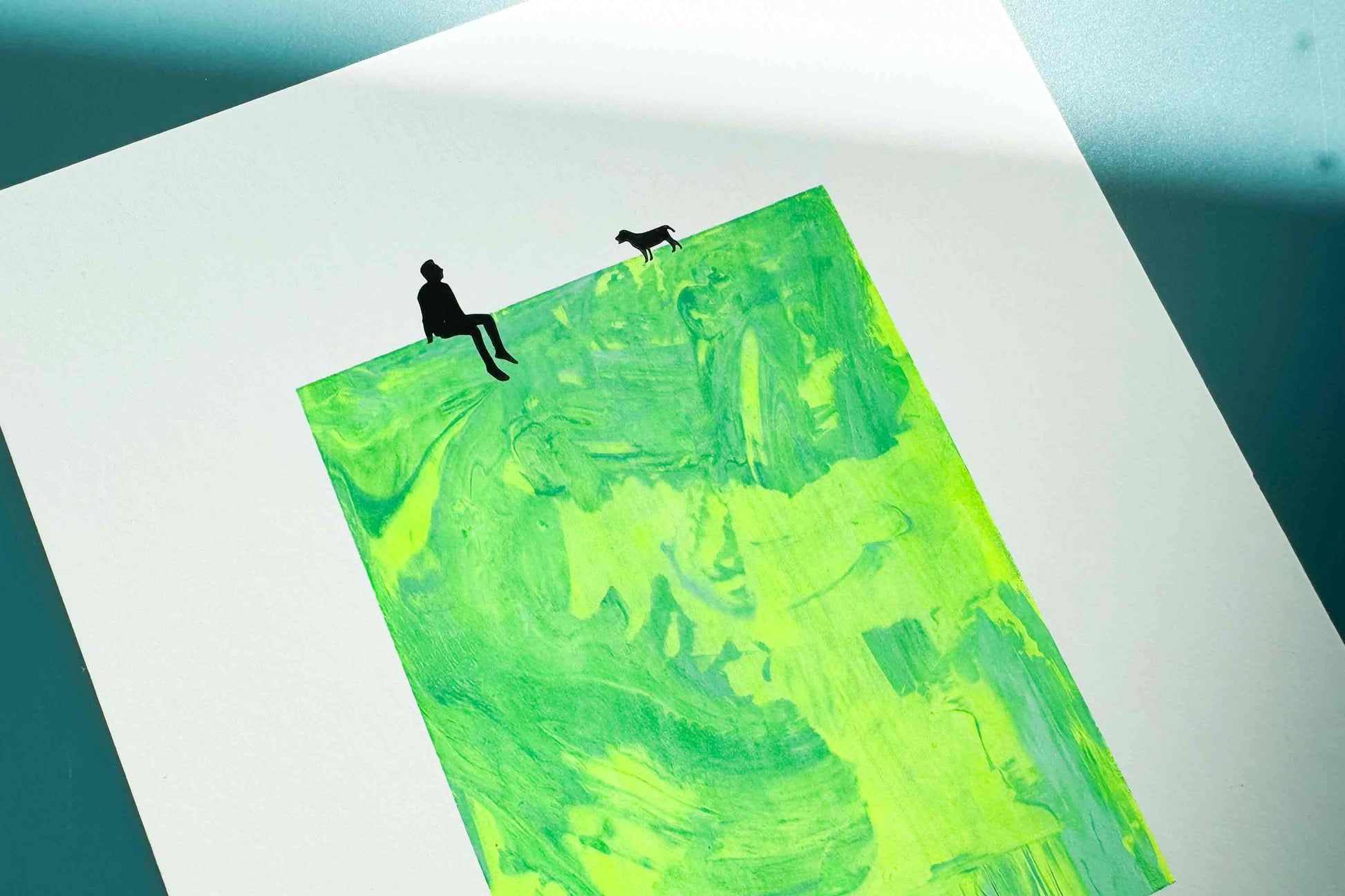 Detailansicht von Siebdruck MILO, kleine männliche schwarze Figur und Hund sitzen auf grün gelber Fläche in Neonfarben