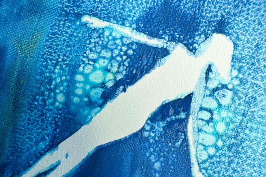 Atmosphärischer Siebdruck auf Passpartoutverschnitt, Silhouette schwimmende Frau im Wasser. Von jeff every piece a friend