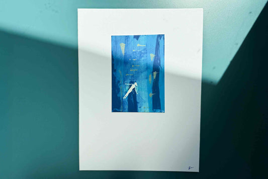 Atmosphärischer Siebdruck auf Passpartoutverschnitt, Silhouette schwimmende Frau im Wasser. Von jeff every piece a friend