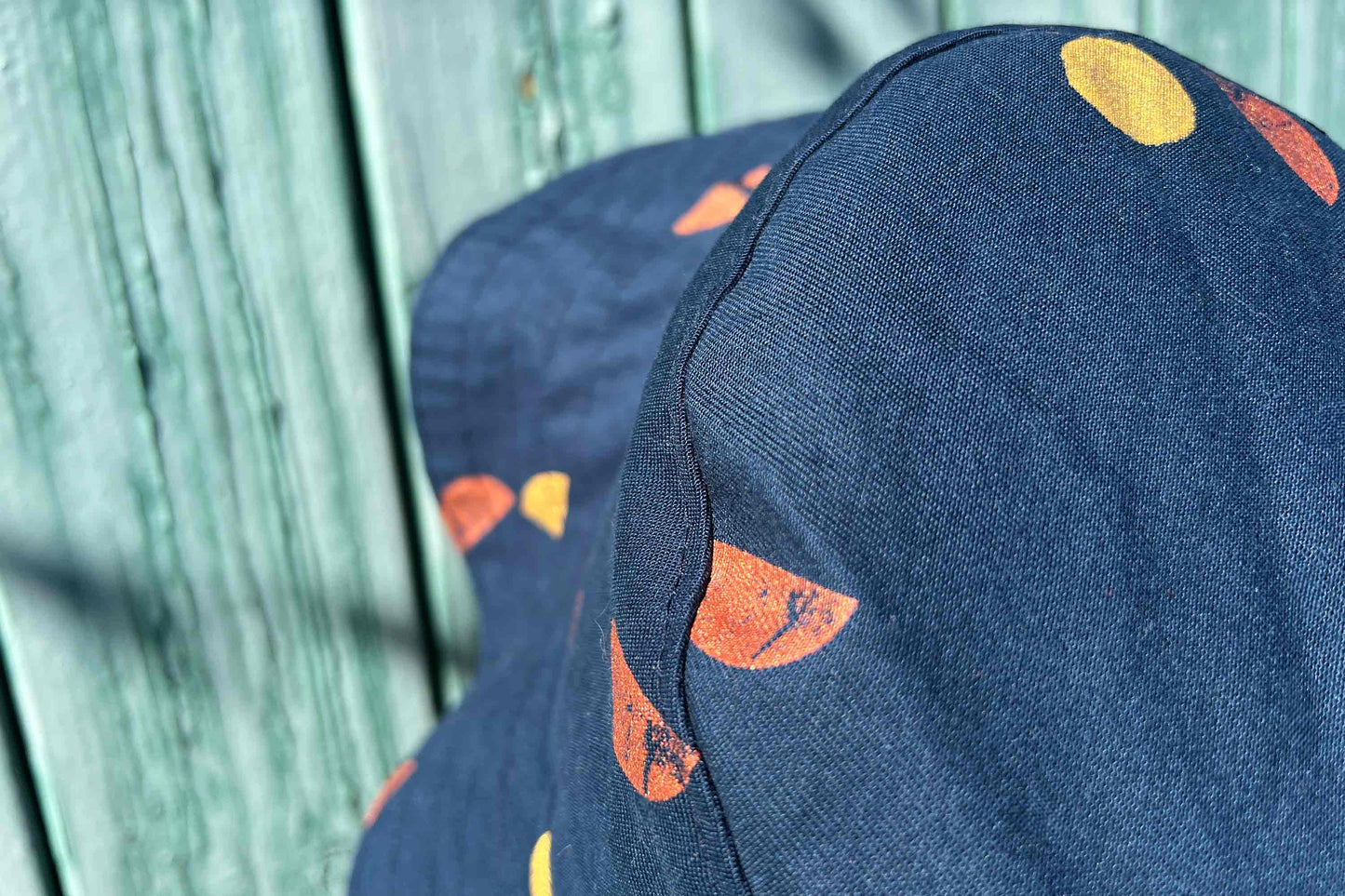 Detailansicht Anglerhut aus Jeansupcycling mit goldenen und bronze Siebdruck-Formen