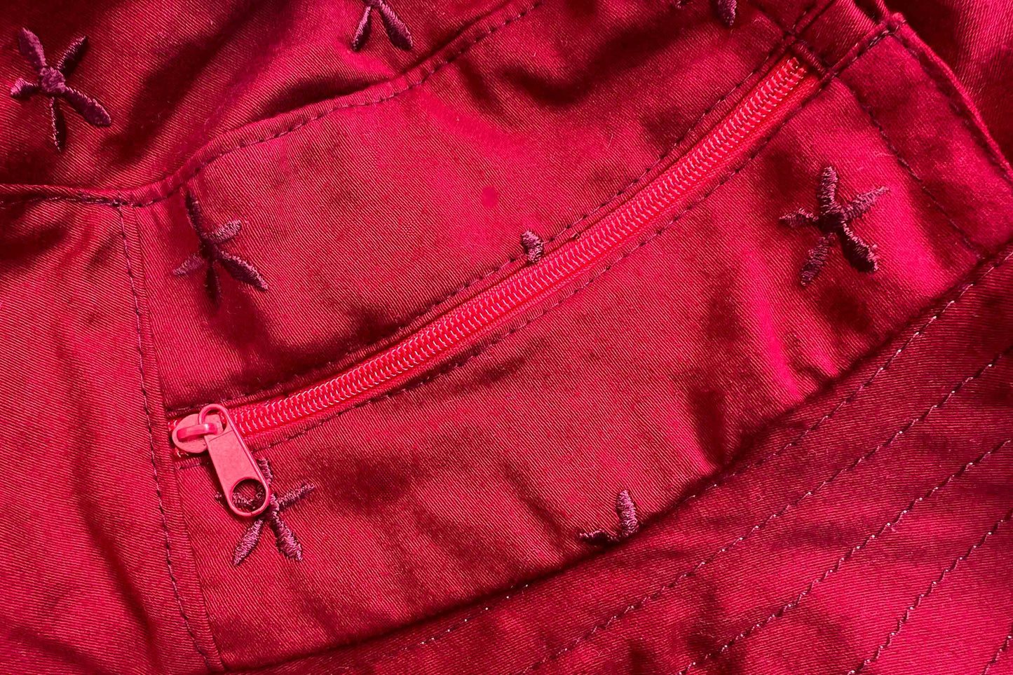 Detail roter Sommerhut LUCA aus Upycling-mit kleinem Reisverschlussfach