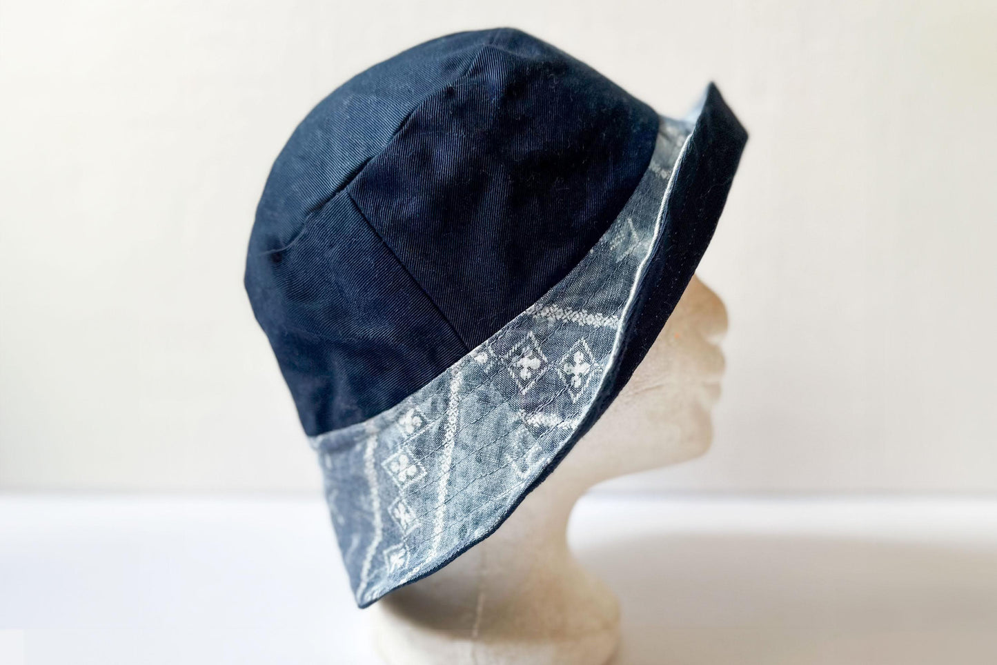 Seiliche Ansicht von Anglerhut LUCA aus Upcycling Material