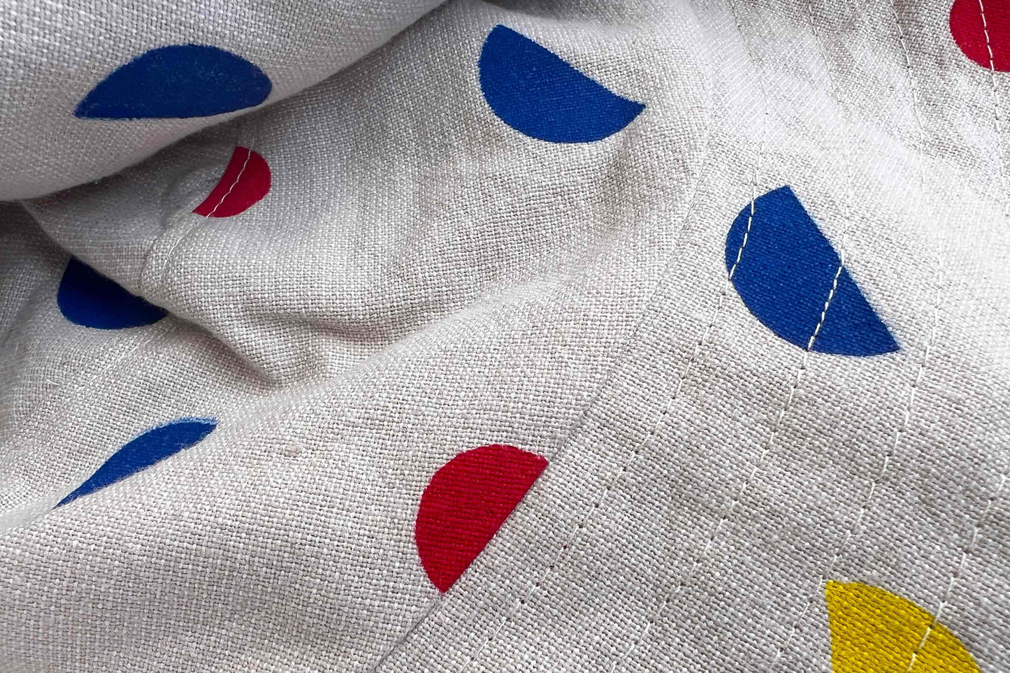 Detail eines wendbaren Sommerhutes aus Upycling-materialien von Hand bedruckt bunten geometrischen Formen