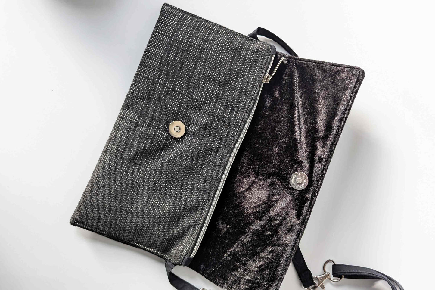 Ansicht der schwarzen Clutch zum Umhängen DANA, Upcycling Autositz