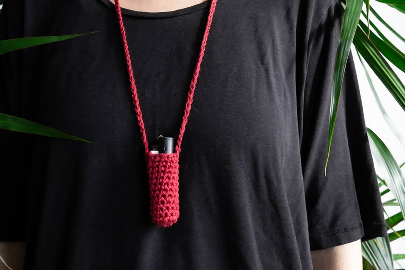 Roter gehäkelter Feuerzeug- oder Lippenstifthalter umgehängt als Halskette