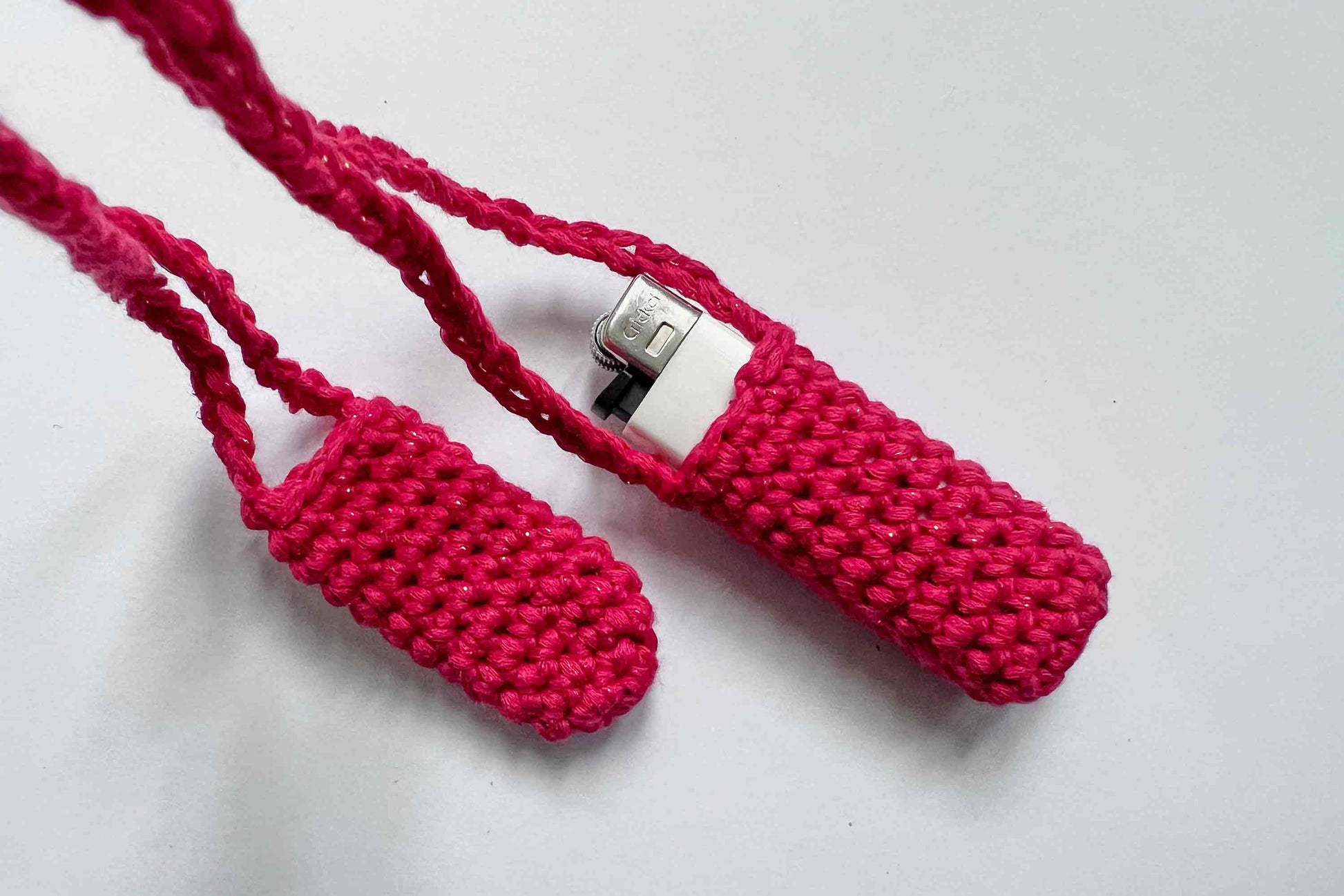 Zwei rote gehäkelte Lippenstift- oder Feuerzeughalter als Festival gadget SVETA