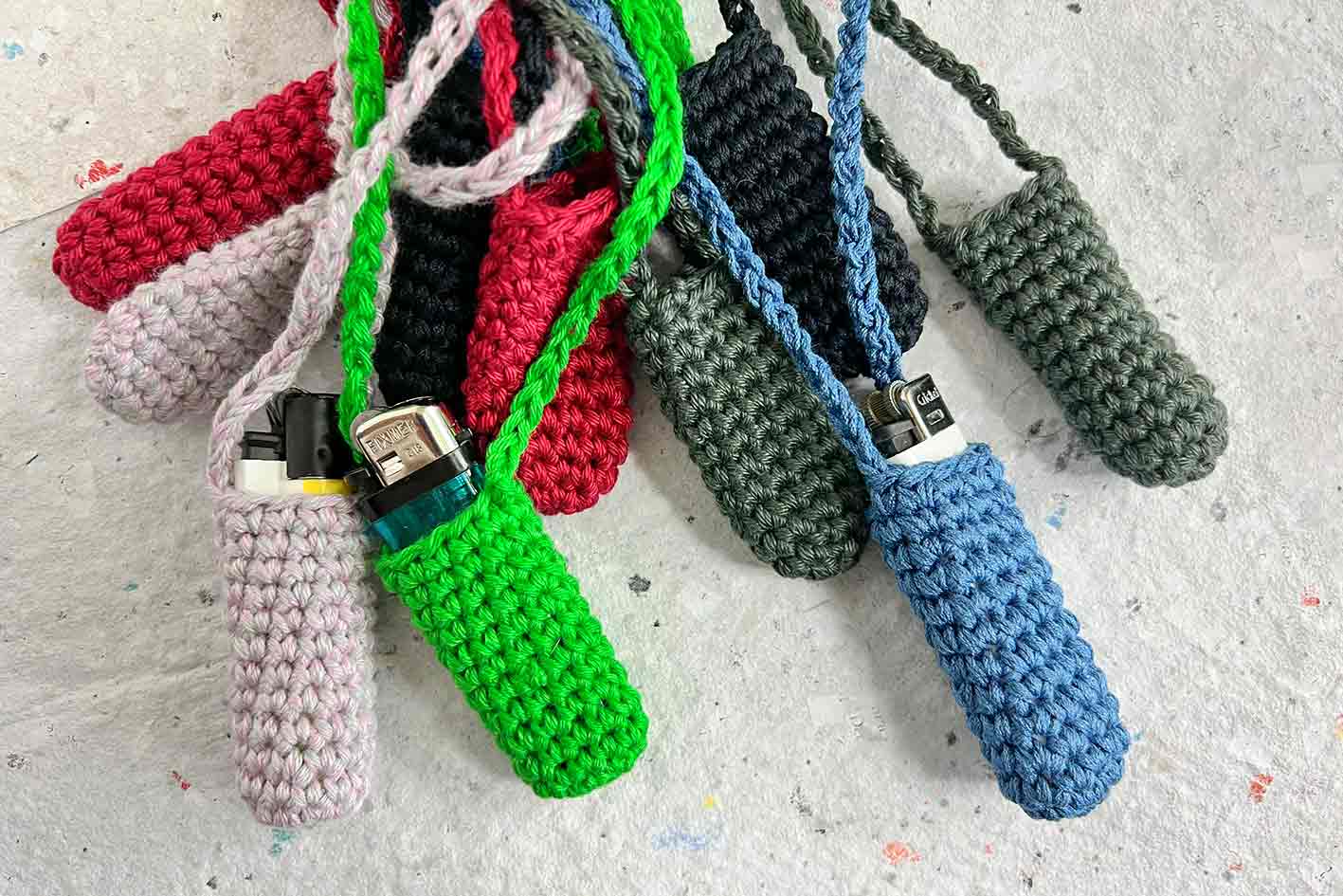 Bunt gemischter Haufen von verschiedenen Lippenstift- oder Feuerzeughaltern