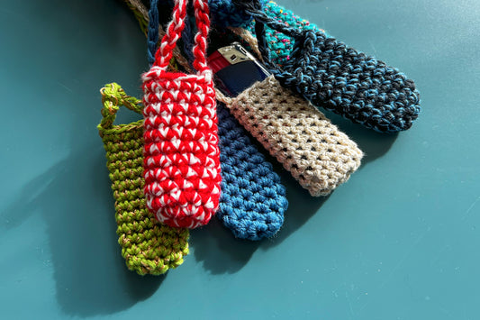 Gehäkelte Taschen fürs Feuerzeug in verschiedenen Farben.