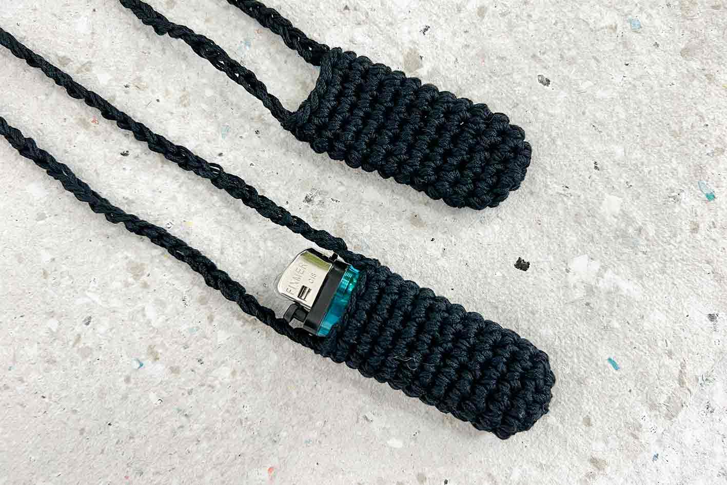 Zwei gehäkelte schwarze Lippenstift- oder Feuerzeughalter zum Umhängen, Festival Gadget