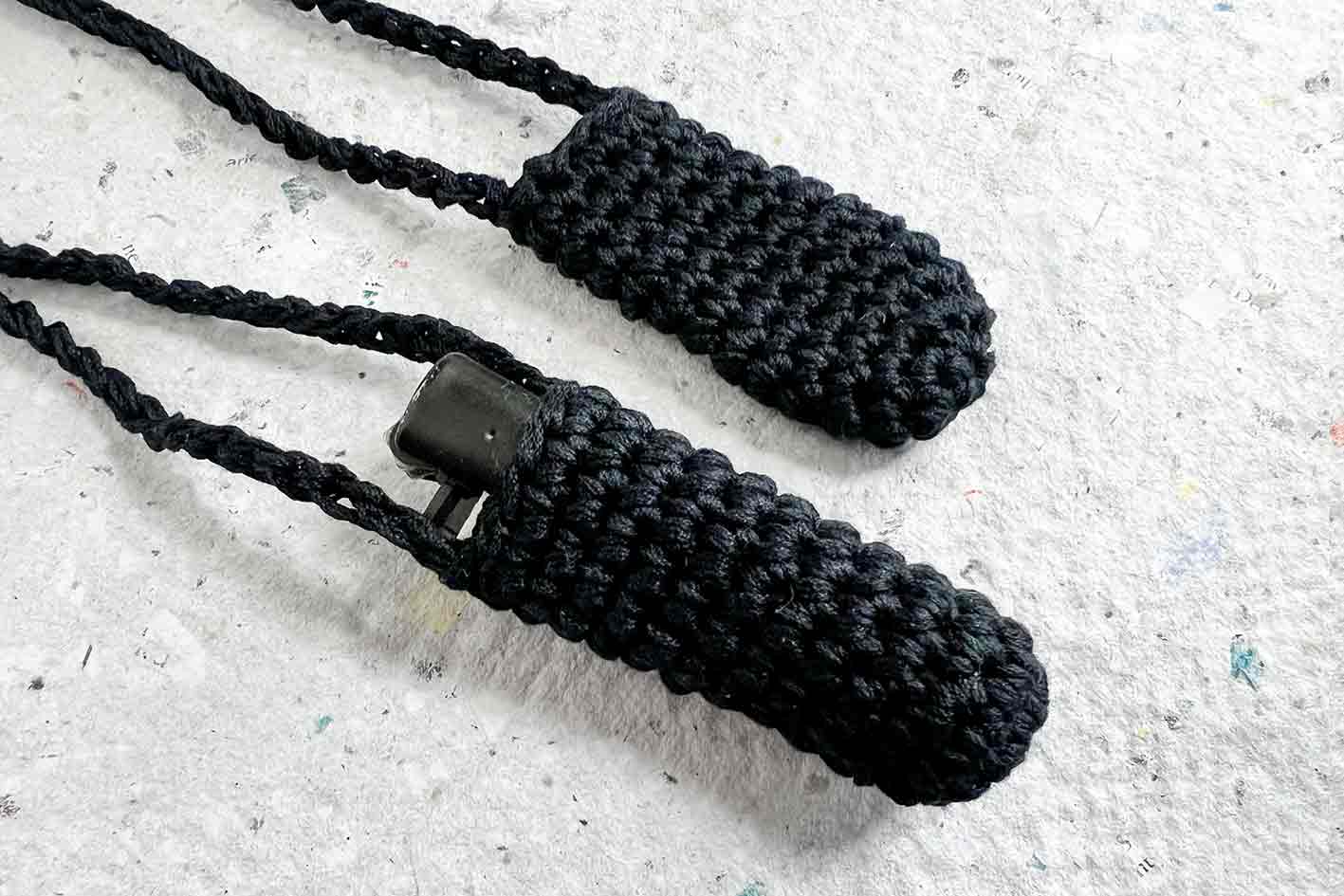 Zwei gehäkelte schwarze Lippenstift- oder Feuerzeughalter zum Umhängen, Festival Gadget