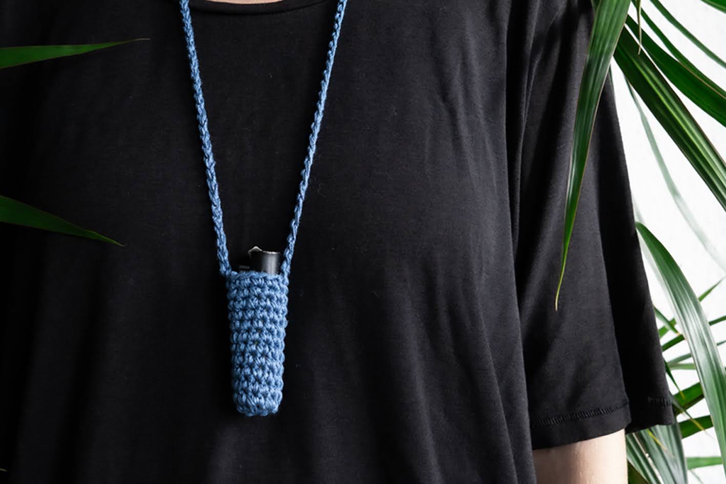 Blauer Gehäkelter Feuerzeug- oder Lippenstifthalter umgehängt als Halskette