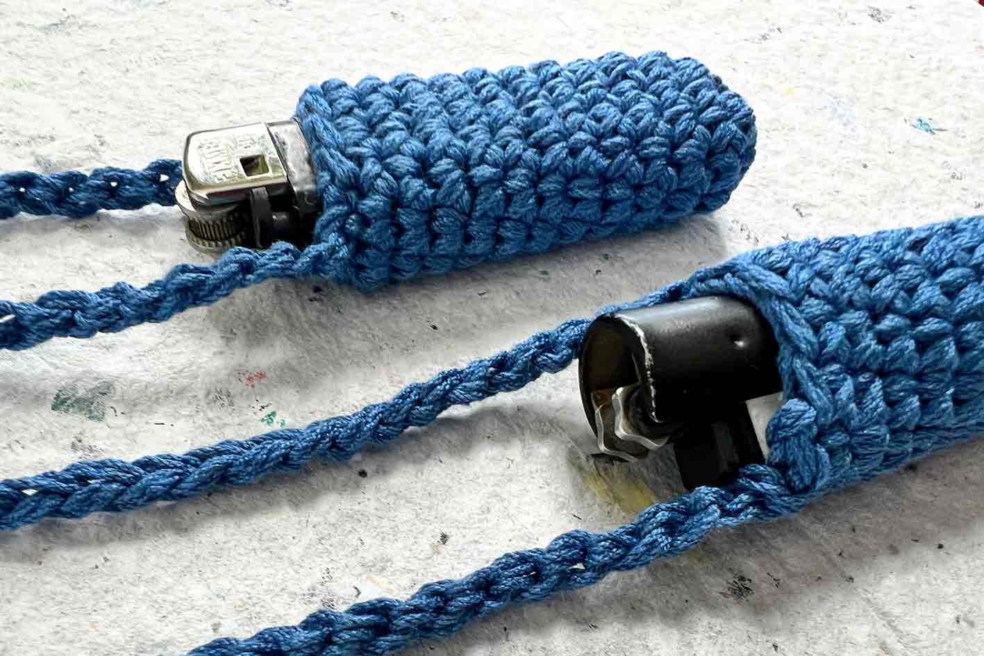 Zwei gehäkelte blauer Lippenstift- oder Feuerzeughalter zum Umhängen SVETA, Festival Gadget