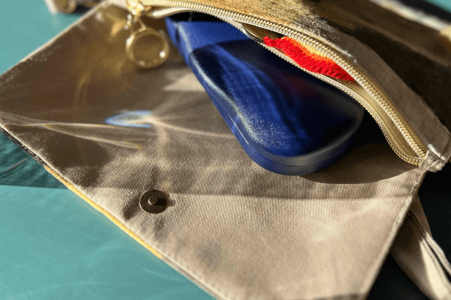 Innenleben der gelben Umhängetasche DANA aus upgecyceltem Polsterstoff