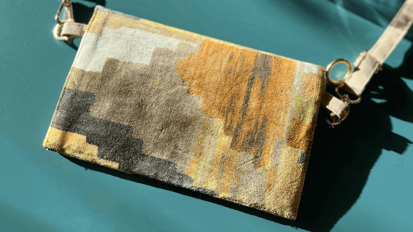 Rückseite Clutch als Umhaengetasche DANA aus ausgemustertem gelben Polsterstoff