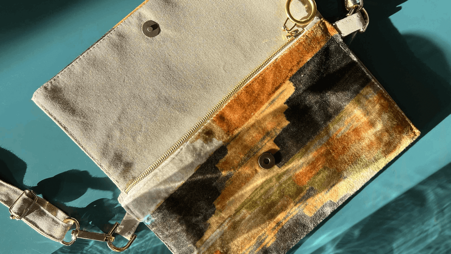 Detailansicht der Clutch bzw. Umhaengetasche DANA aus ausgemustertem gelben Polsterstoff