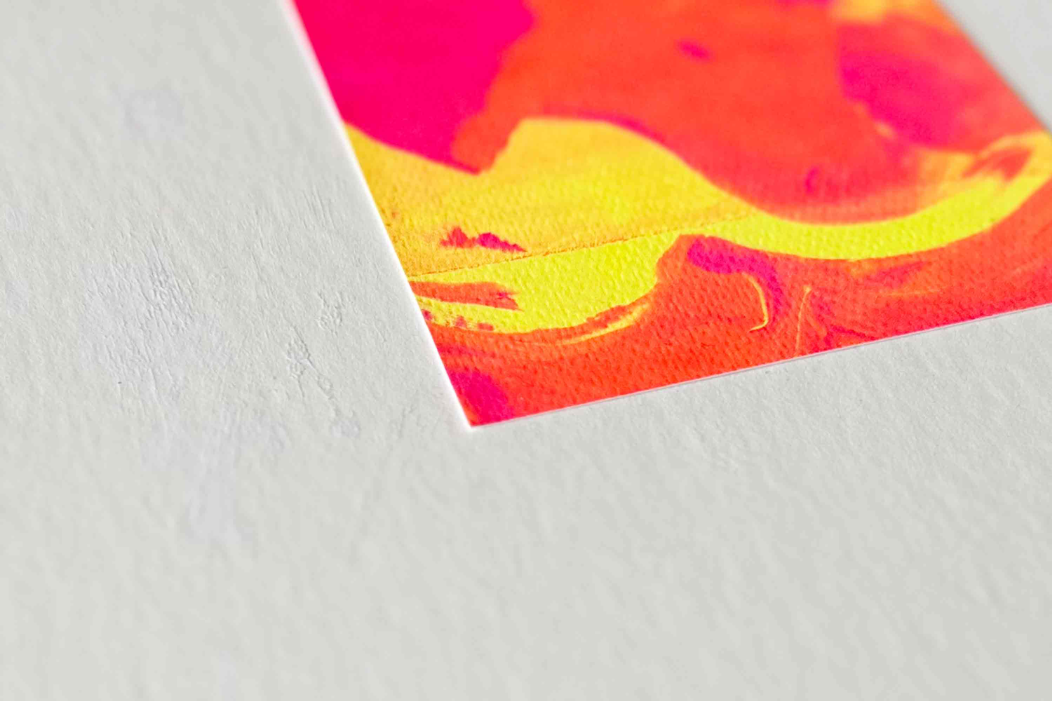 Detailansicht Kunstdruck Siebdruck minimalistischer Print MILO, neonorange und gelber Verlauf