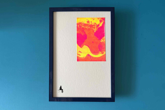 Totalansicht Kunstdruck Siebdruck mit Rahmen. Minimalistischer Print MILO: kleine schwarze Figur sitzt und bestaunt neonfarbenes Kunstwerk