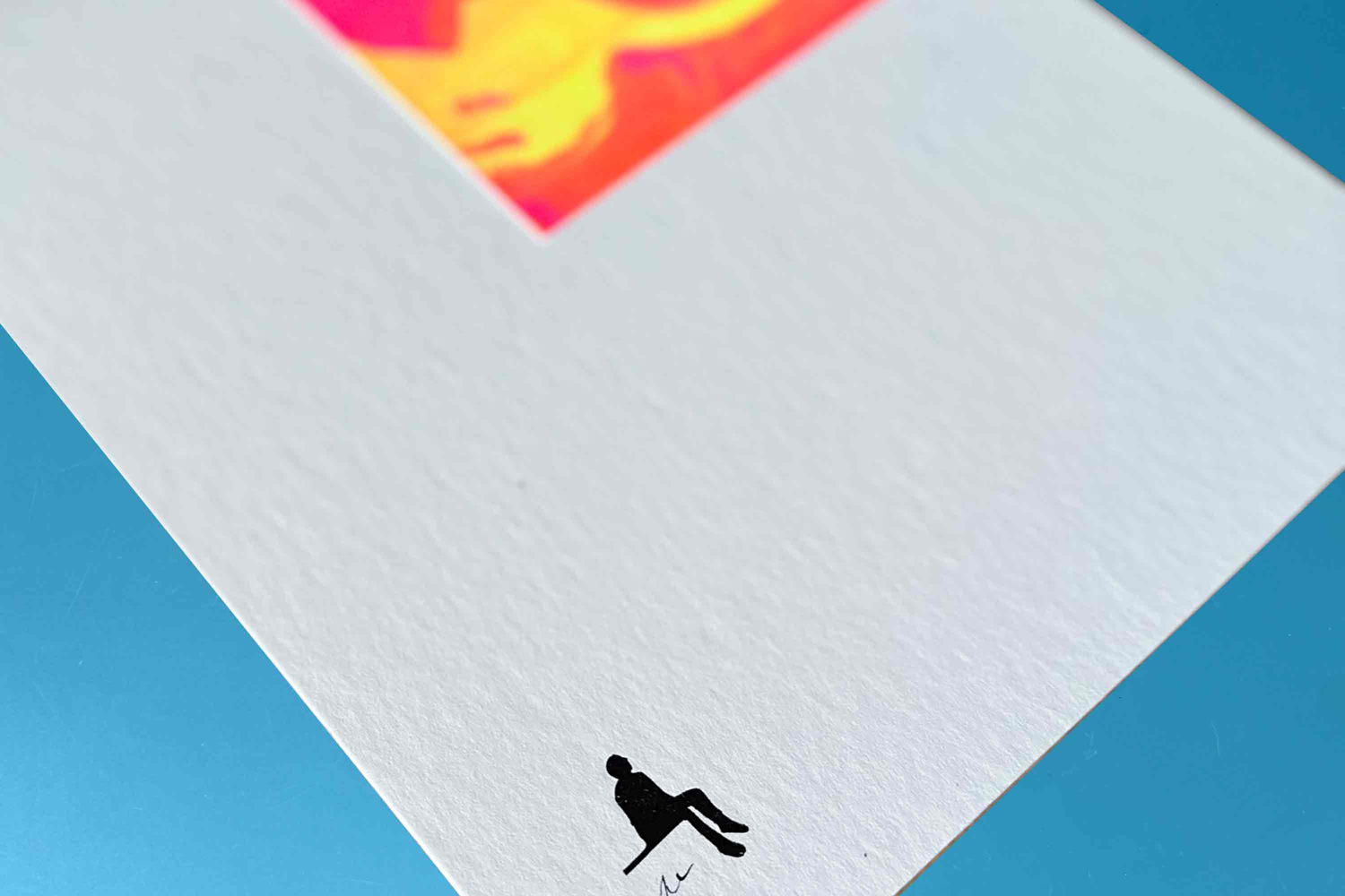 Detailansicht Kunstdruck Siebdruck minimalistischer Print MILO: kleine schwarze Figur sitzt und bestaunt neonfarbenes Kunstwerk