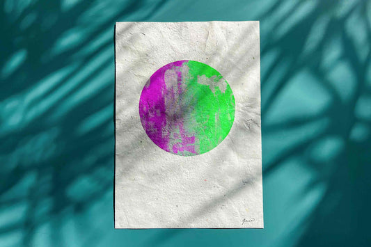 Detailansicht kunstvolles Siebdruckplakat LAVA grün, lila und silber auf handgeschöpftem Papier