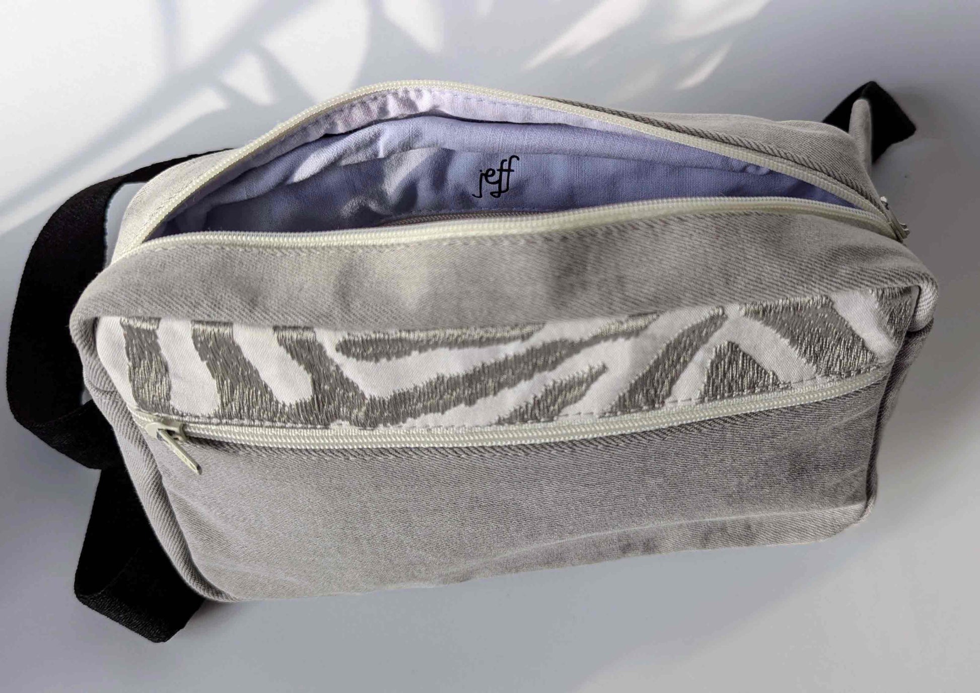 Bauchtasche mit geöffnetem Reisverschluss coole Umhängetasche Hipbag upcycling aus grauer Jeans von jeff every piece