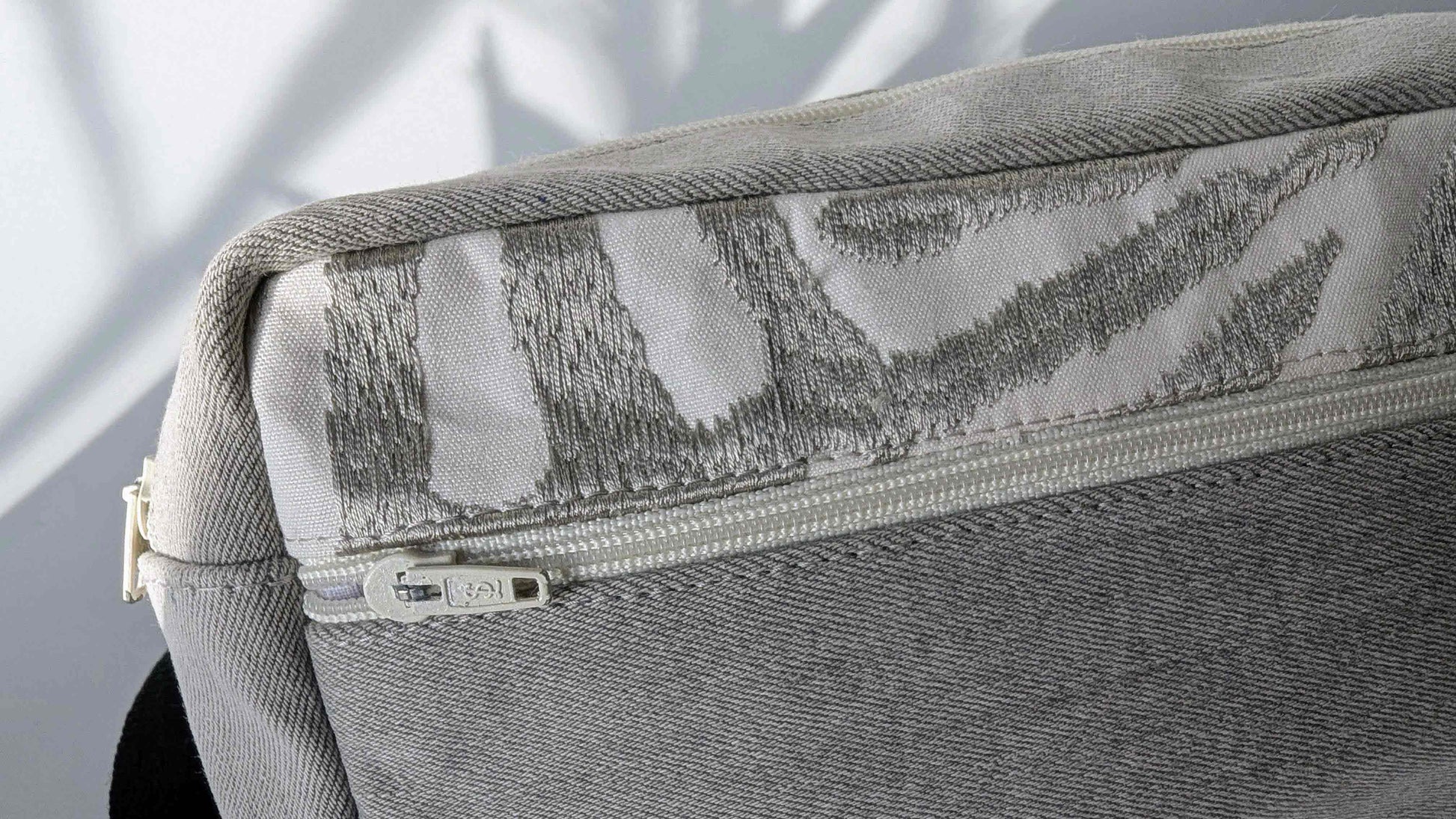 Detailansicht Reisverschluss coole Umhängetasche Hipbag upcycling aus grauer Jeans von jeff every piece