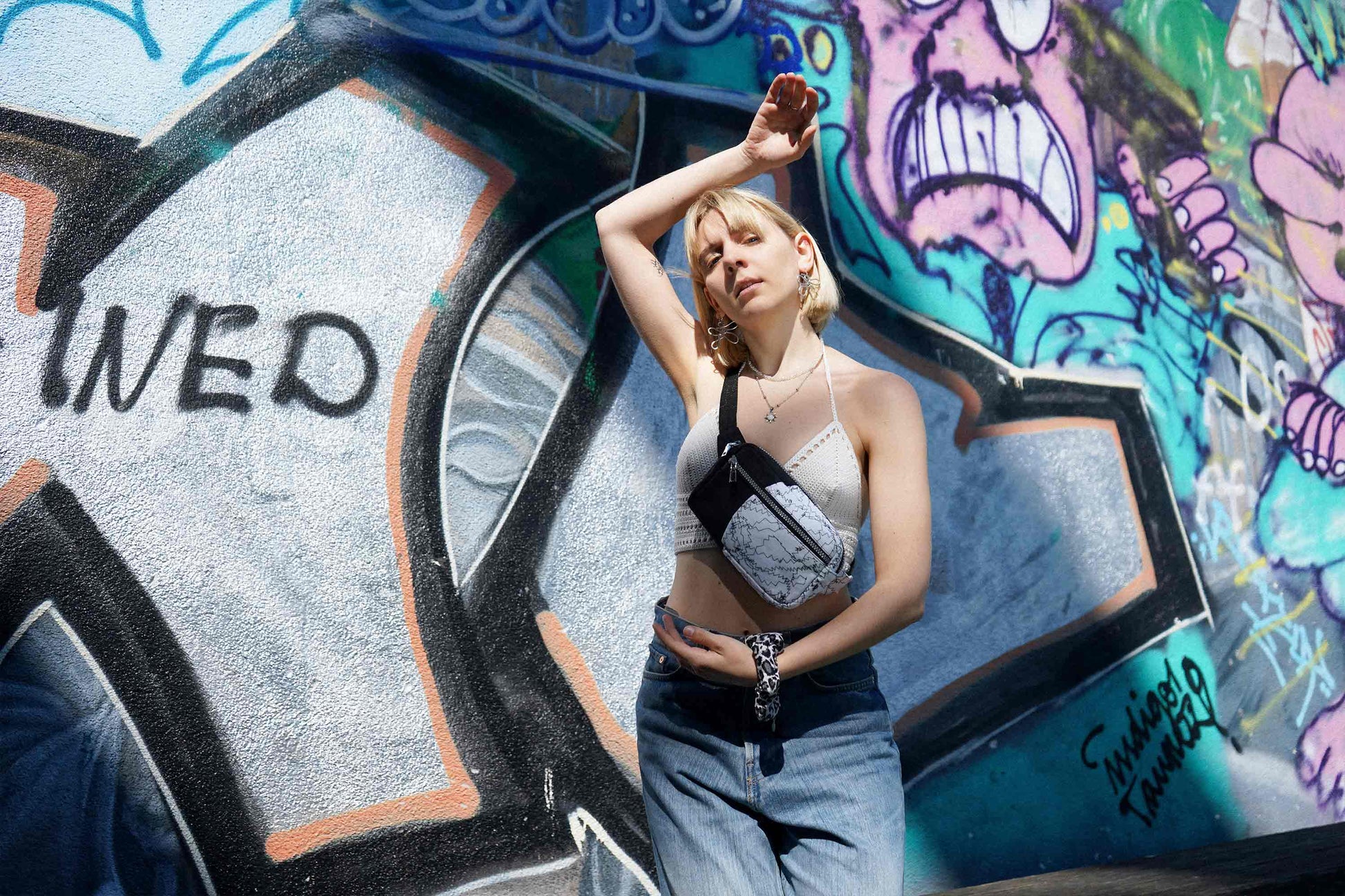 Junge Frau tägt  Hipbag PAOLINA aus upgecyelten Materialien von jeff every piece a friend