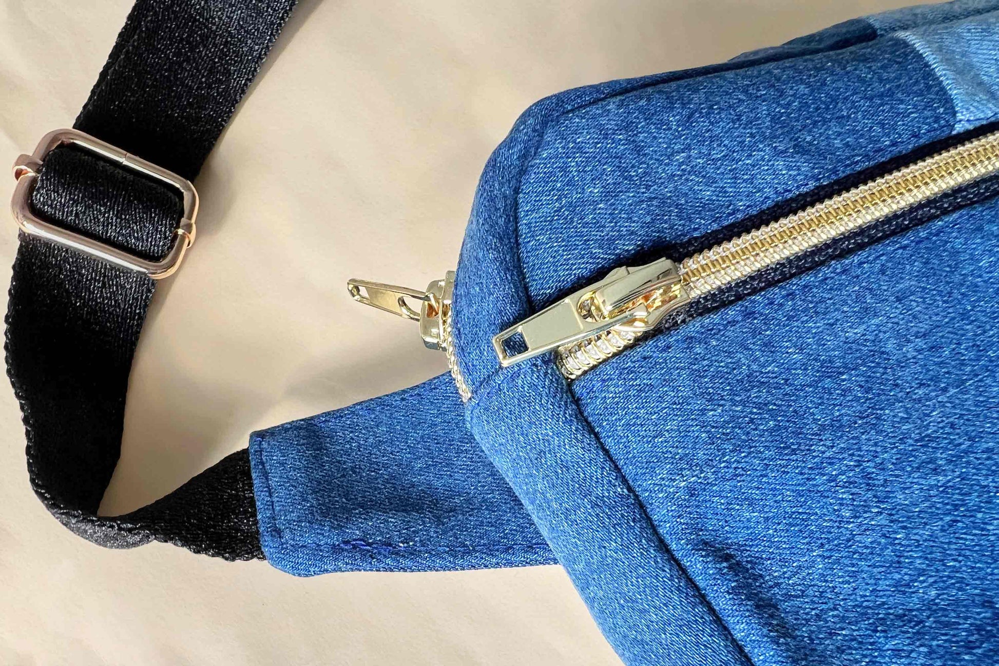 Detail hellblaue Hipbag PAOLINA aus upgecyelten Jeans von jeff every piece a friend