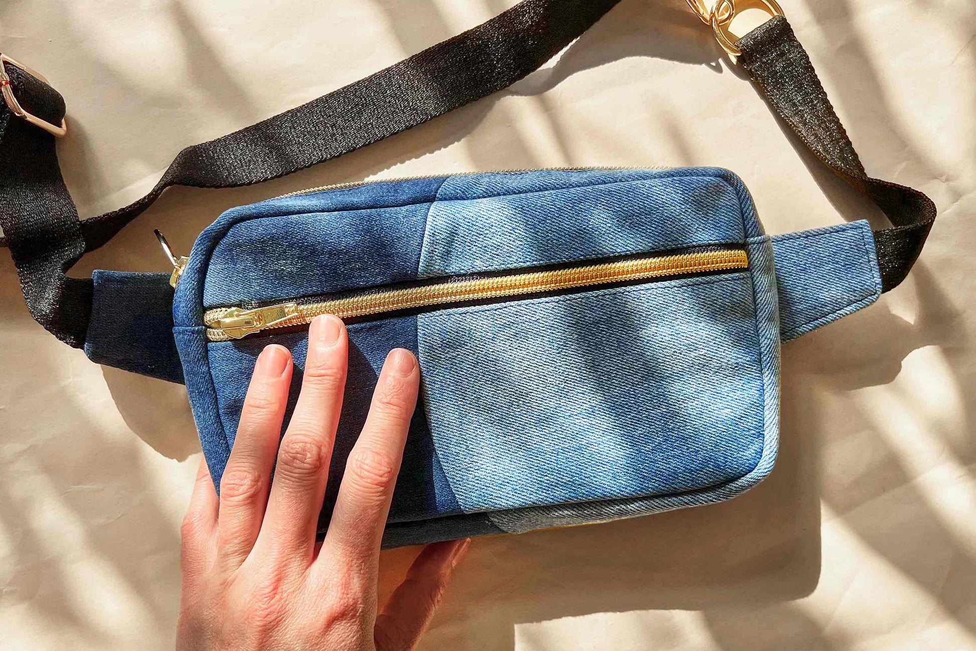 Hellblaue Hipbag PAOLINA aus upgecyelten Jeans von jeff every piece a friend